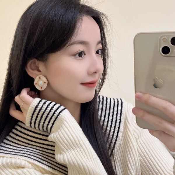 Vintage Pearl Earrings - Image 4