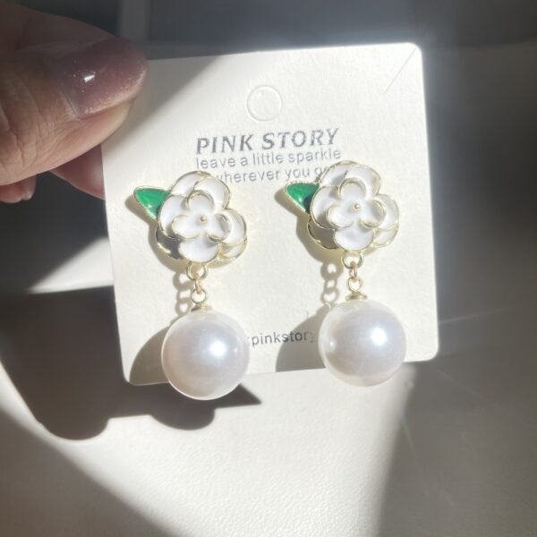 White Flower Big Pearl Earrings