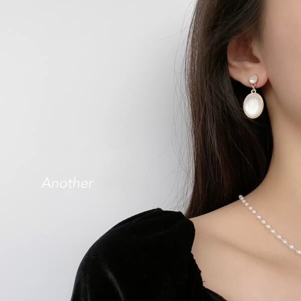 Elegant White Earrings - Image 3